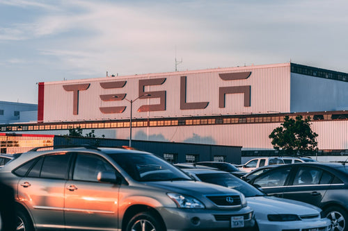HeyWhatsNew: Retro Tesla Diner Opens in LA and Amazon Moves into AI Wearables