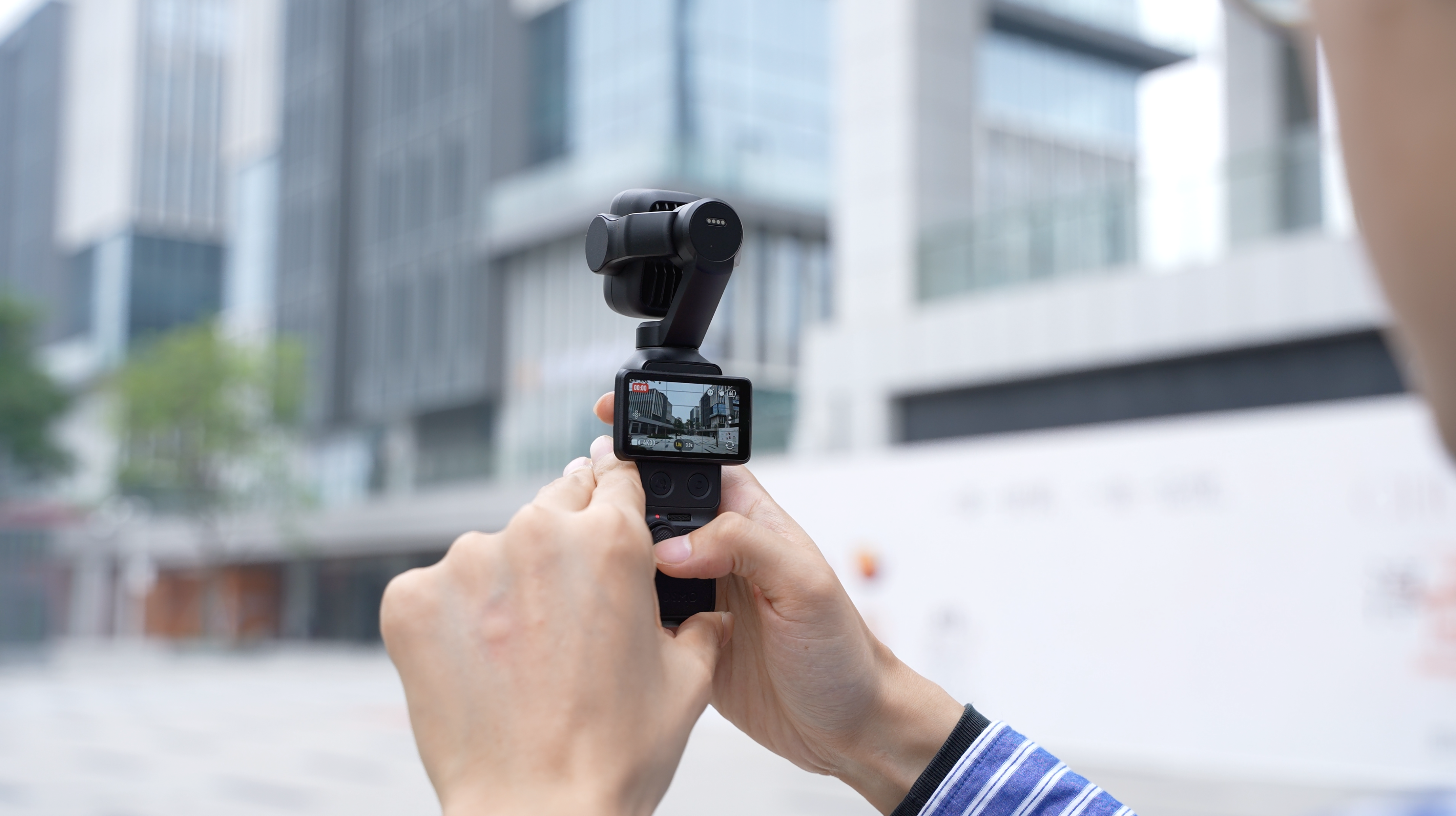 The End of Mirrorless? DJI Pocket 4P Hands-On: How Dual Cameras Change Everything