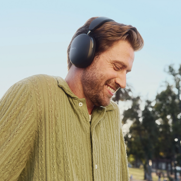 Sonos Ace Wireless sobre auriculares para los oídos